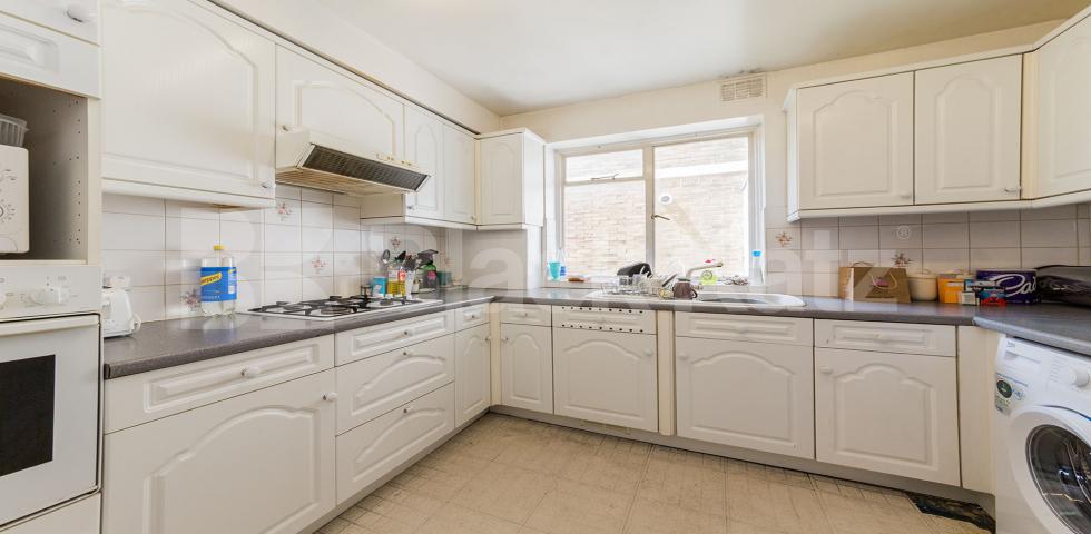 Spacious 3 bedroom property with balcony located near Archway tube station Fairbridge Road, Archway